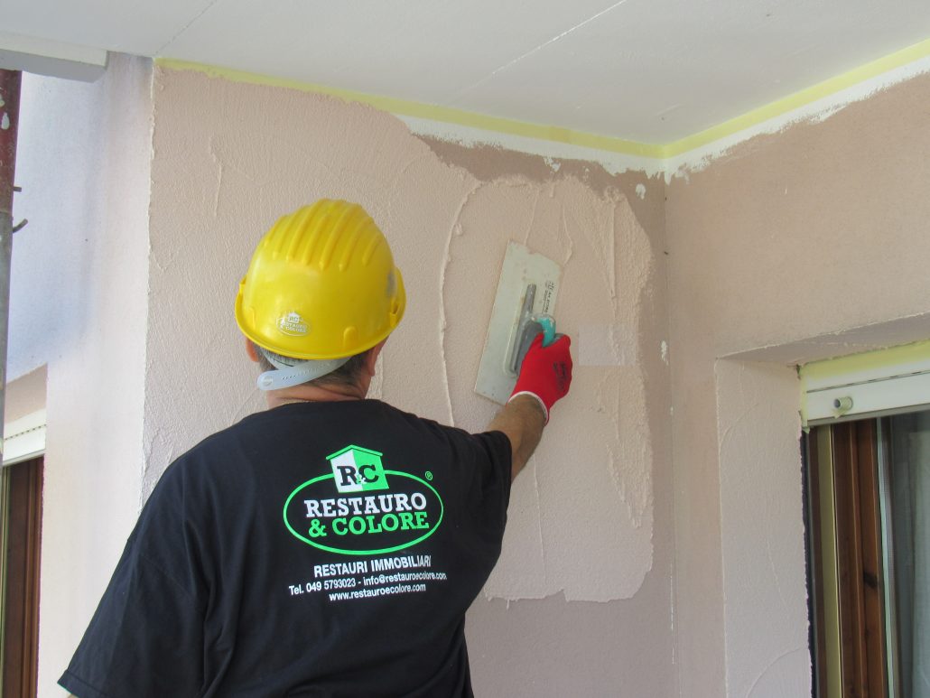 Applicazione di rivestimenti a spessore, intonachino ecc..
